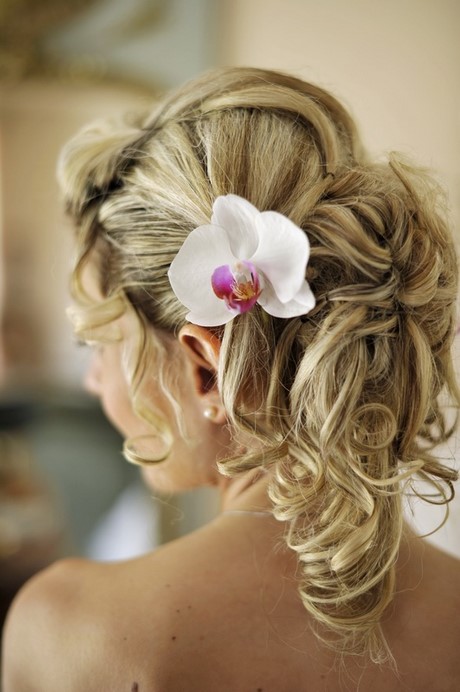 coiffure-marie-avec-fleurs-naturelles-42_2 Coiffure mariée avec fleurs naturelles