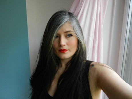 cheveux-gris-femme-jeune-03_14 Cheveux gris femme jeune