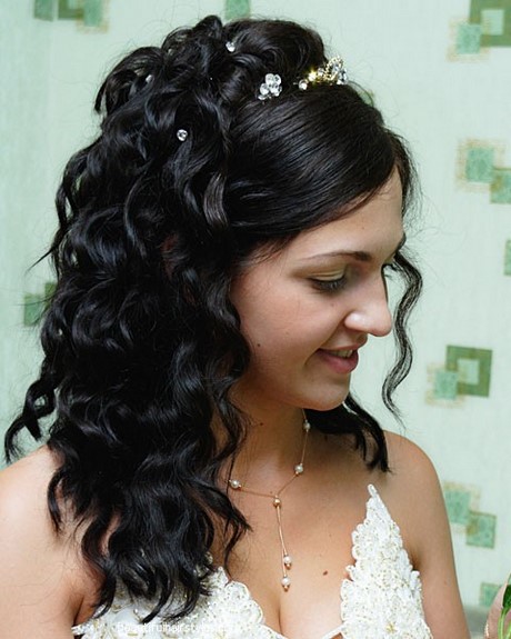 chignon-mariage-cheveux-mi-long-boucles-07_18 Chignon mariage cheveux mi long bouclés