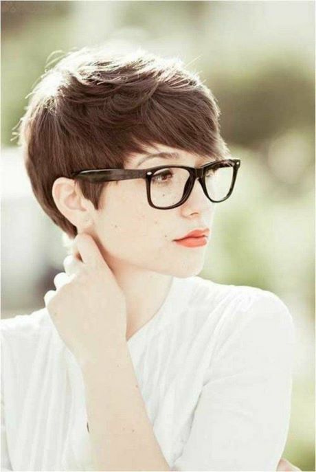 coupe-de-cheveux-court-pour-femme-avec-lunette-81_11 Coupe de cheveux court pour femme avec lunette