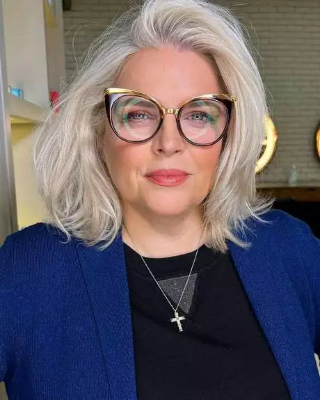coupe-de-cheveux-court-femme-60-ans-avec-lunettes-2024-68_10-4 Coupe de cheveux court femme 60 ans avec lunettes 2024