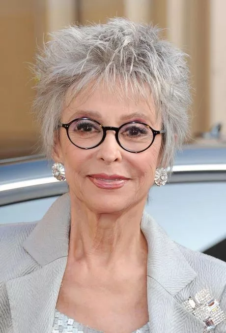 coupe-de-cheveux-court-femme-60-ans-avec-lunettes-2024-68_7-17 Coupe de cheveux court femme 60 ans avec lunettes 2024