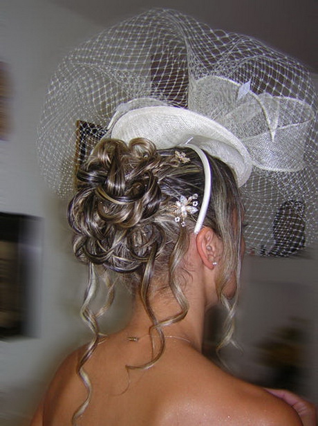 coiffure-de-mariage-avec-chapeau-56_16 Coiffure de mariage avec chapeau