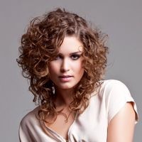 coupe-de-cheveux-frise-femme-23_10 Coupe de cheveux frisée femme