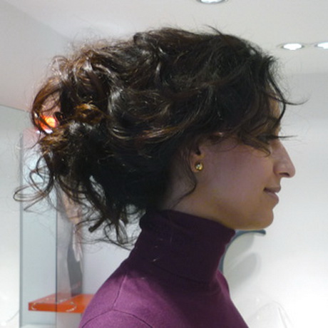 coiffure-cheveux-boucls-chignon-48_4 Coiffure cheveux bouclés chignon