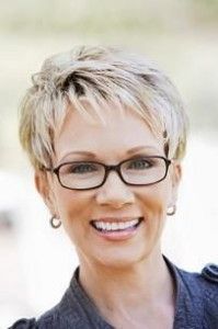 coupe-de-cheveux-femme-50-ans-avec-lunettes-41 Coupe de cheveux femme 50 ans avec lunettes
