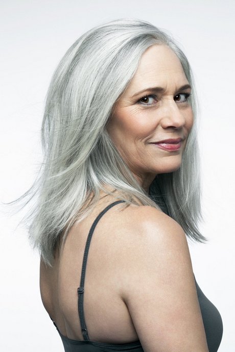 Coupe courte femme 2022 cheveux gris