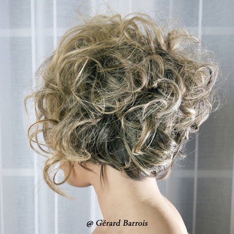 carr-plongeant-court-cheveux-friss-64_12 Carré plongeant court cheveux frisés