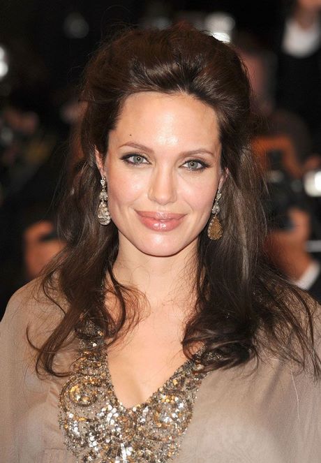 angelina-jolie-cheveux-courts-59_19 Angelina jolie cheveux courts