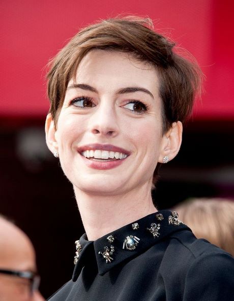 anne-hathaway-cheveux-courts-75_16 Anne hathaway cheveux courts