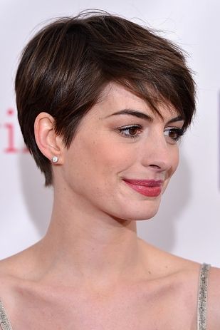 anne-hathaway-cheveux-courts-75_3 Anne hathaway cheveux courts