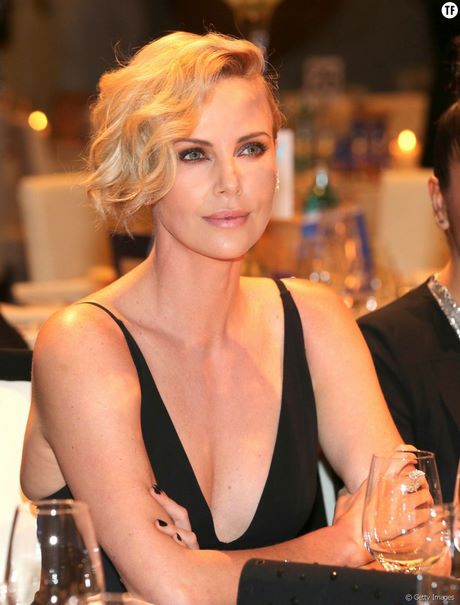 charlize-theron-cheveux-courts-46_12 Charlize theron cheveux courts