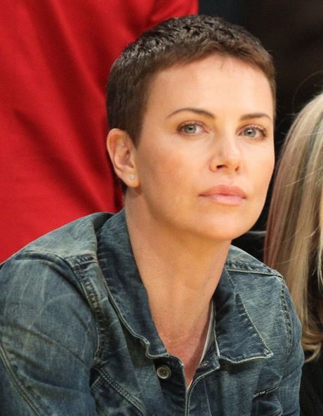 charlize-theron-cheveux-courts-46_5 Charlize theron cheveux courts