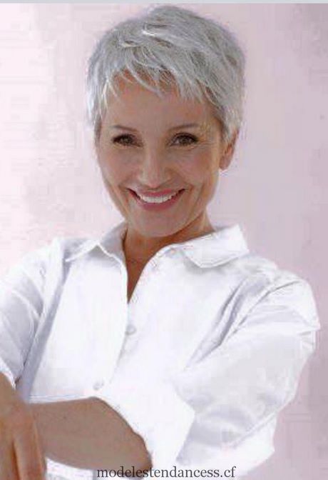 Coupe cheveux courts gris femme 50 ans