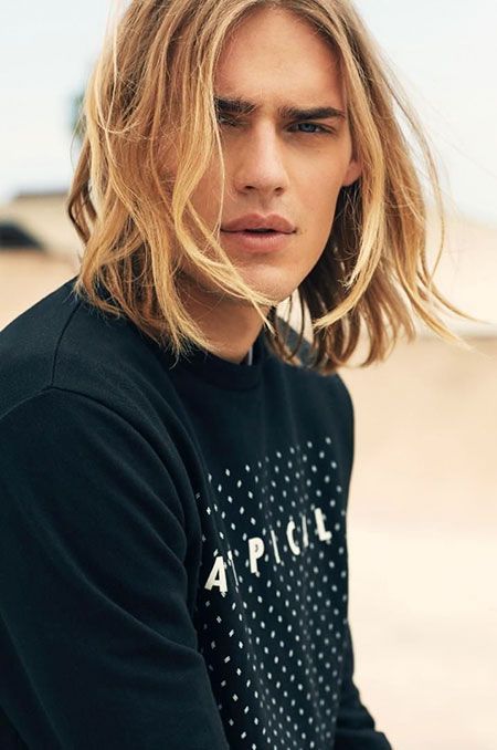 Homme blond cheveux long