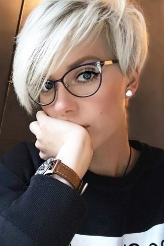 Modele de coupe de cheveux femme avec lunette