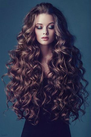 Cheveux frisés long femme