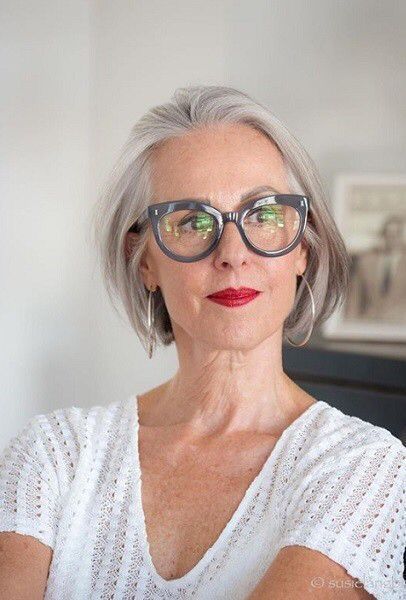 coupe-de-cheveux-court-femme-60-ans-avec-lunettes-2023-17_13 Coupe de cheveux court femme 60 ans avec lunettes 2023