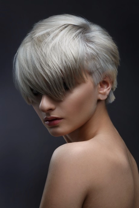 coupe-courte-femme-2024-cheveux-gris-97_10-2 Coupe courte femme 2024 cheveux gris